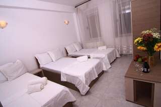 Гостевой дом Budget Accommodation Бухарест Апартаменты с 3 спальнями и террасой-8