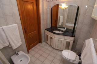 Гостевой дом Budget Accommodation Бухарест Двухместный номер с 1 кроватью или 2 отдельными кроватями и собственной ванной комнатой-3