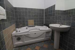 Гостевой дом Budget Accommodation Бухарест Люкс с кроватью размера "queen-size" и гидромассажной ванной-5